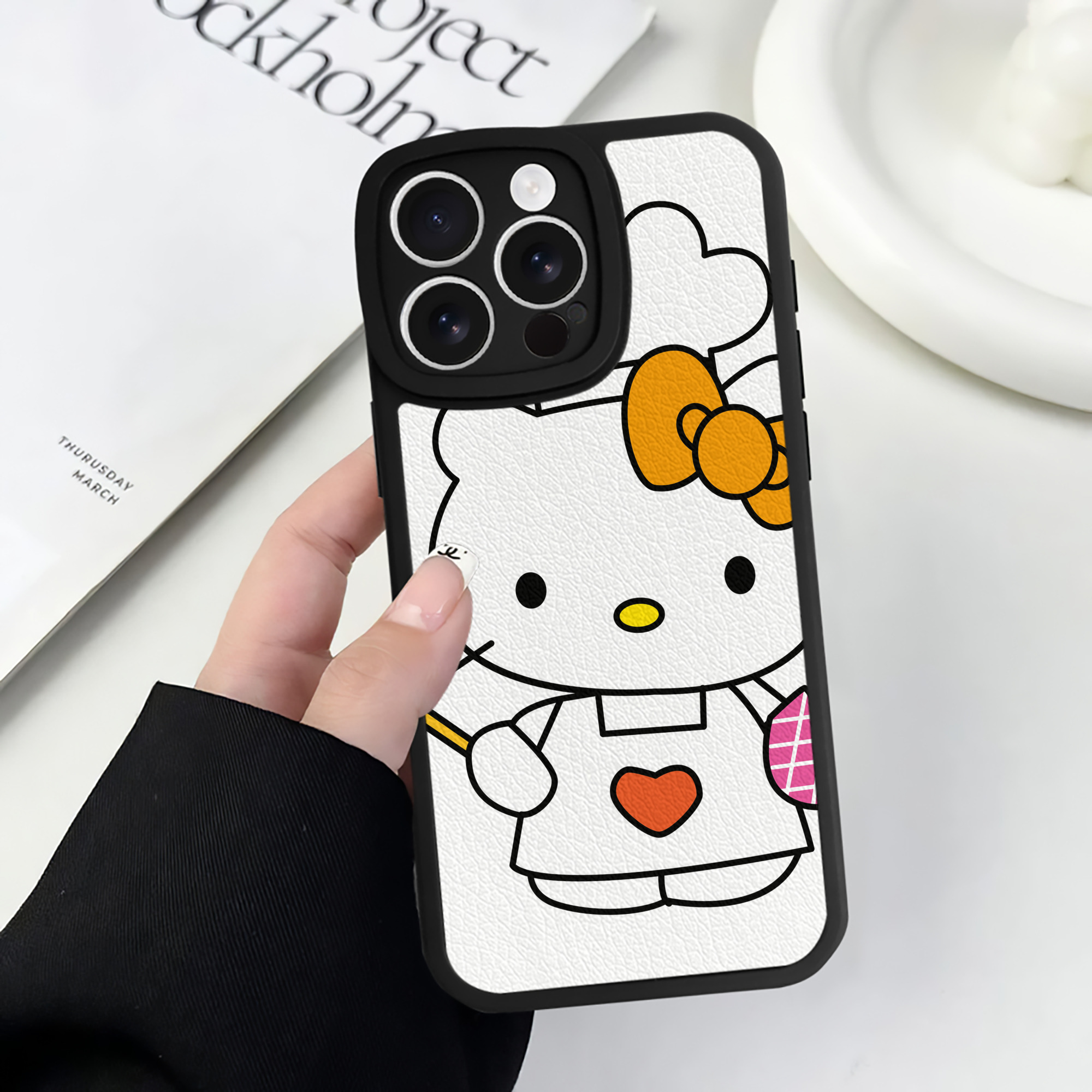 （画像用） Hello Kitty ハローキティ 【iPhone 16シリーズ対応】シリコンスマホケース（レザー調） 材質：シリコン